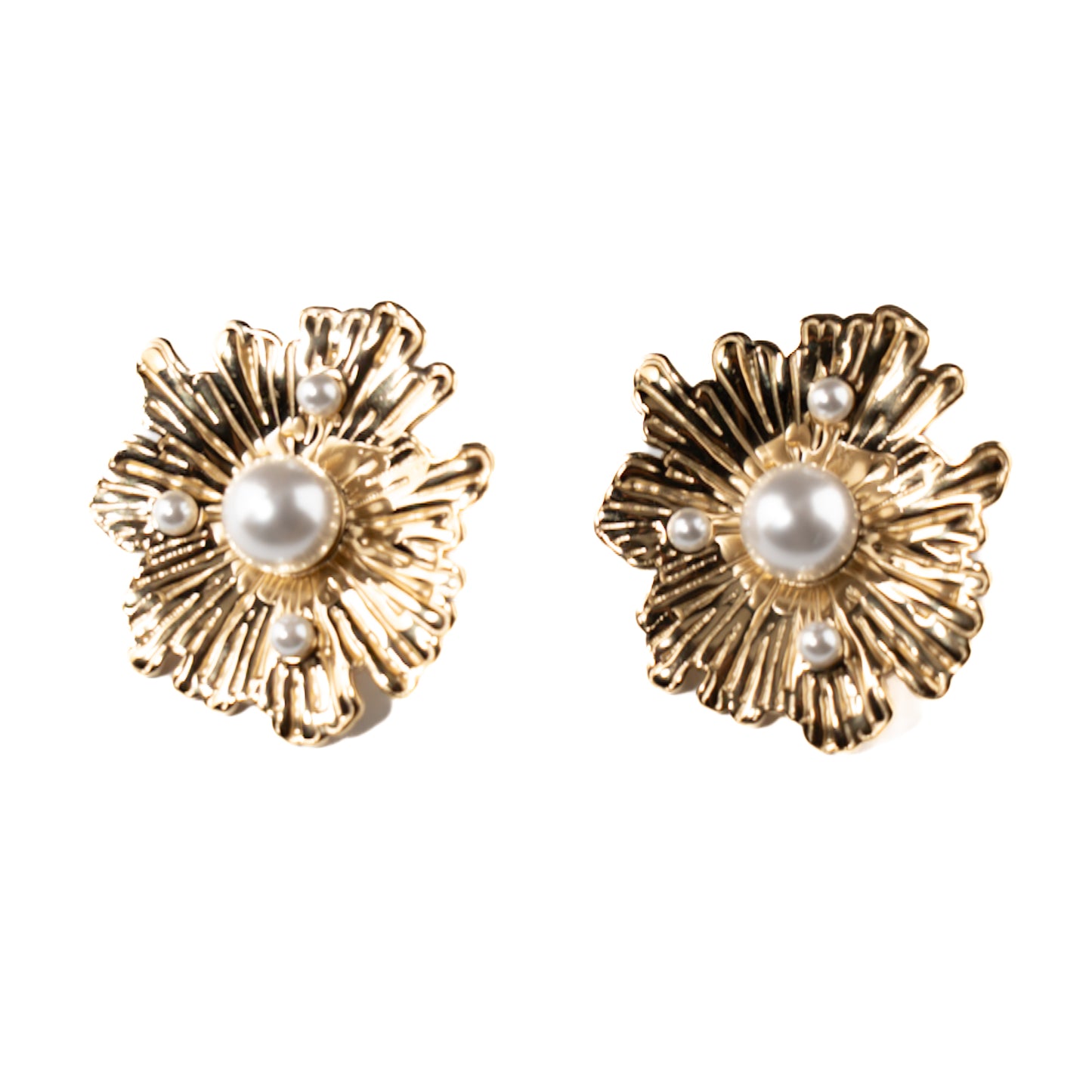 Boucles d'oreilles dorées Florine avec fleur et perles blanches en acier inoxydable waterproof