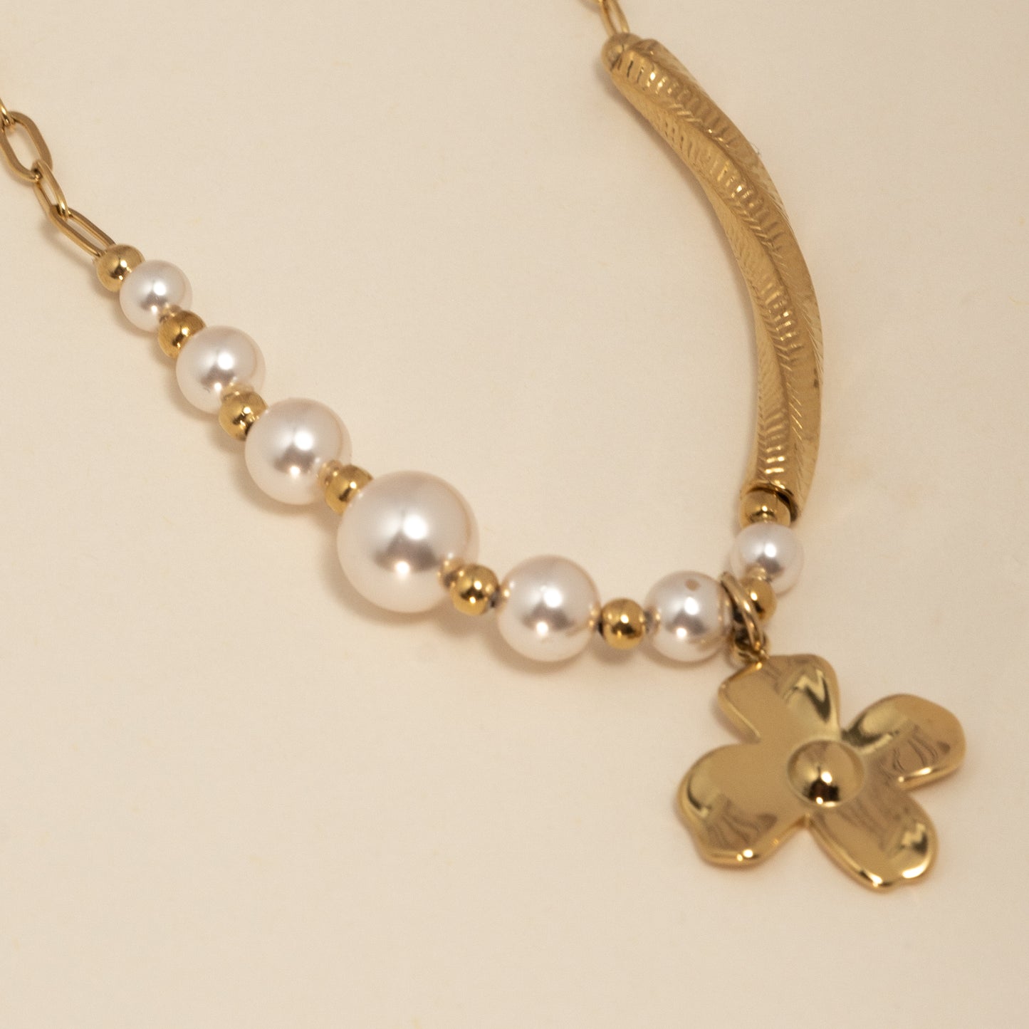 Collier doré fleur et perles blanches – acier inoxydable waterproof