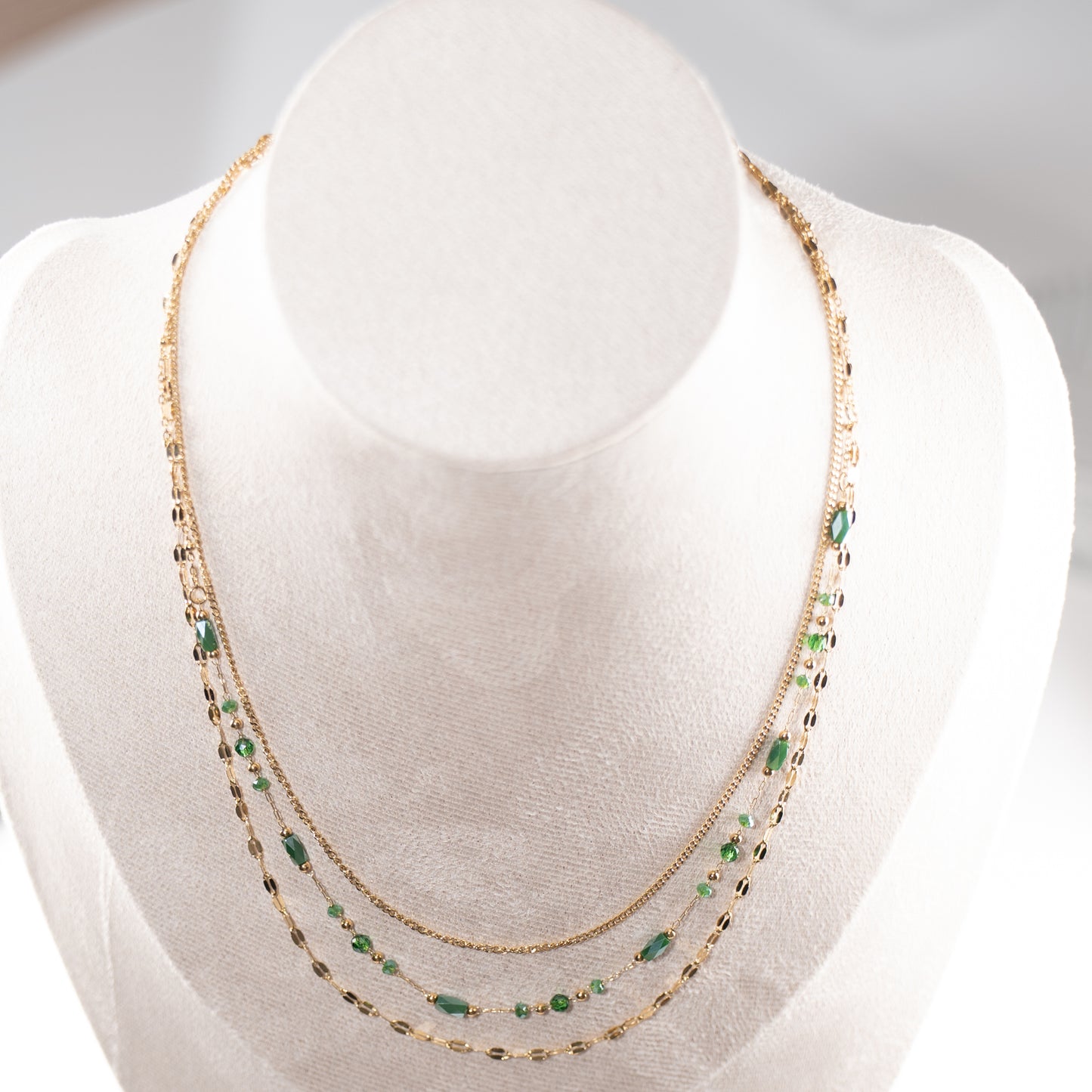 Collier multi-rangs doré avec perles vertes en acier inoxydable waterproof
