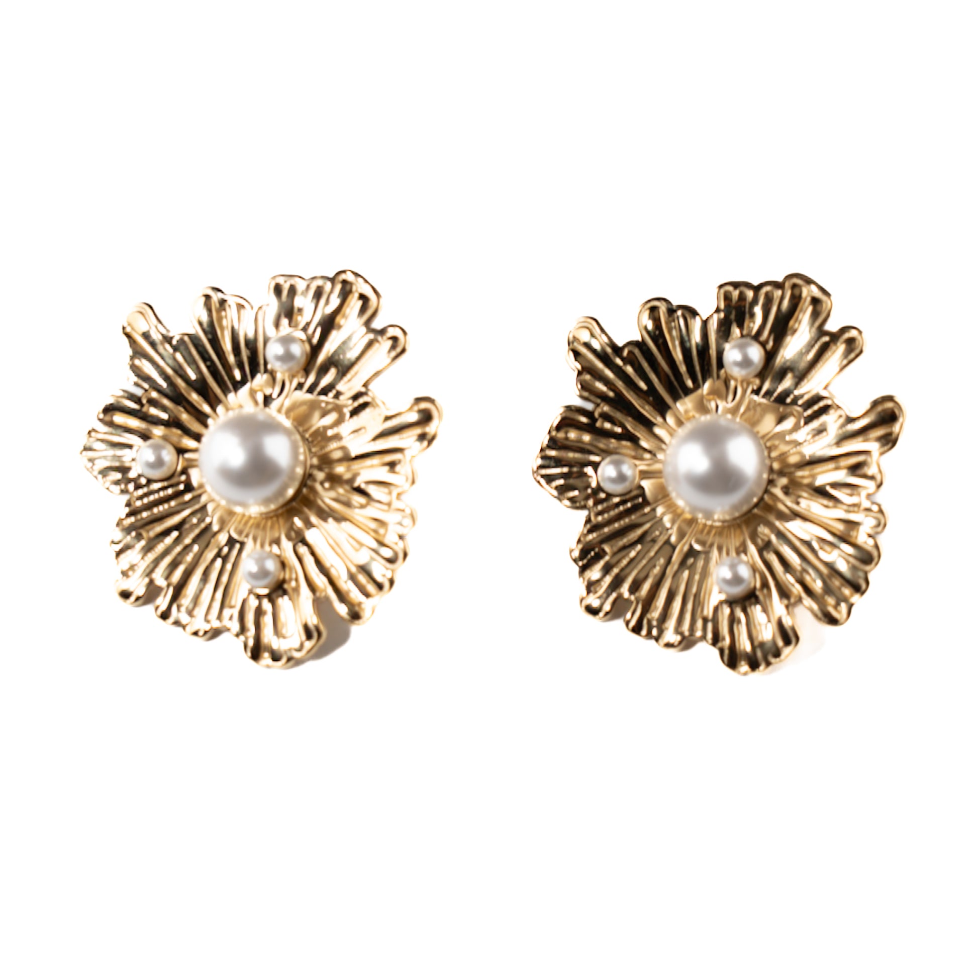 Boucles d'oreilles dorées Florine avec fleur et perles blanches en acier inoxydable waterproof