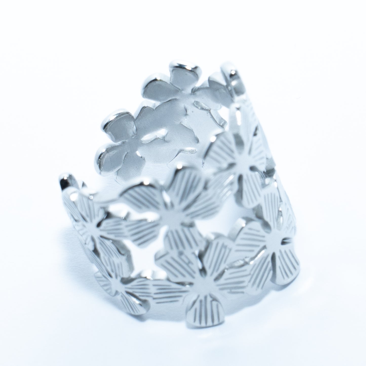 Bague argentée ajustable design floral ciselé en acier inoxydable waterproof