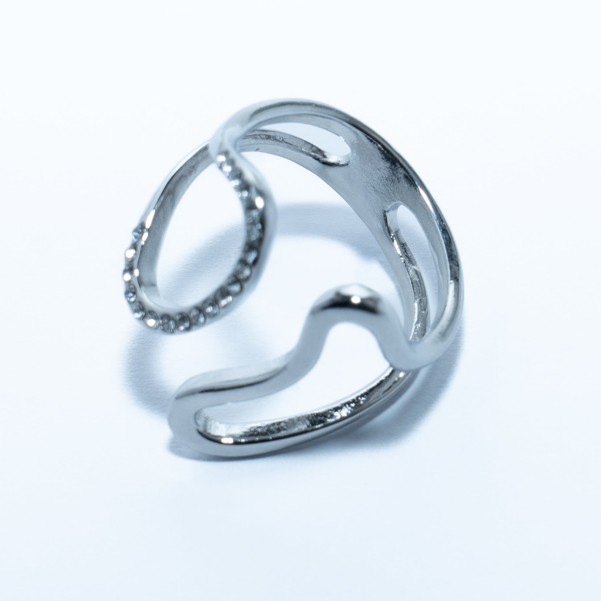 Bague argentée ajustable design moderne avec strass étincelants en acier inoxydable waterproof