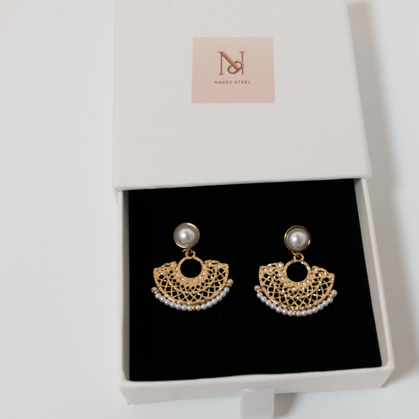 Boucles d'oreilles dorées perles blanches – acier inoxydable waterproof