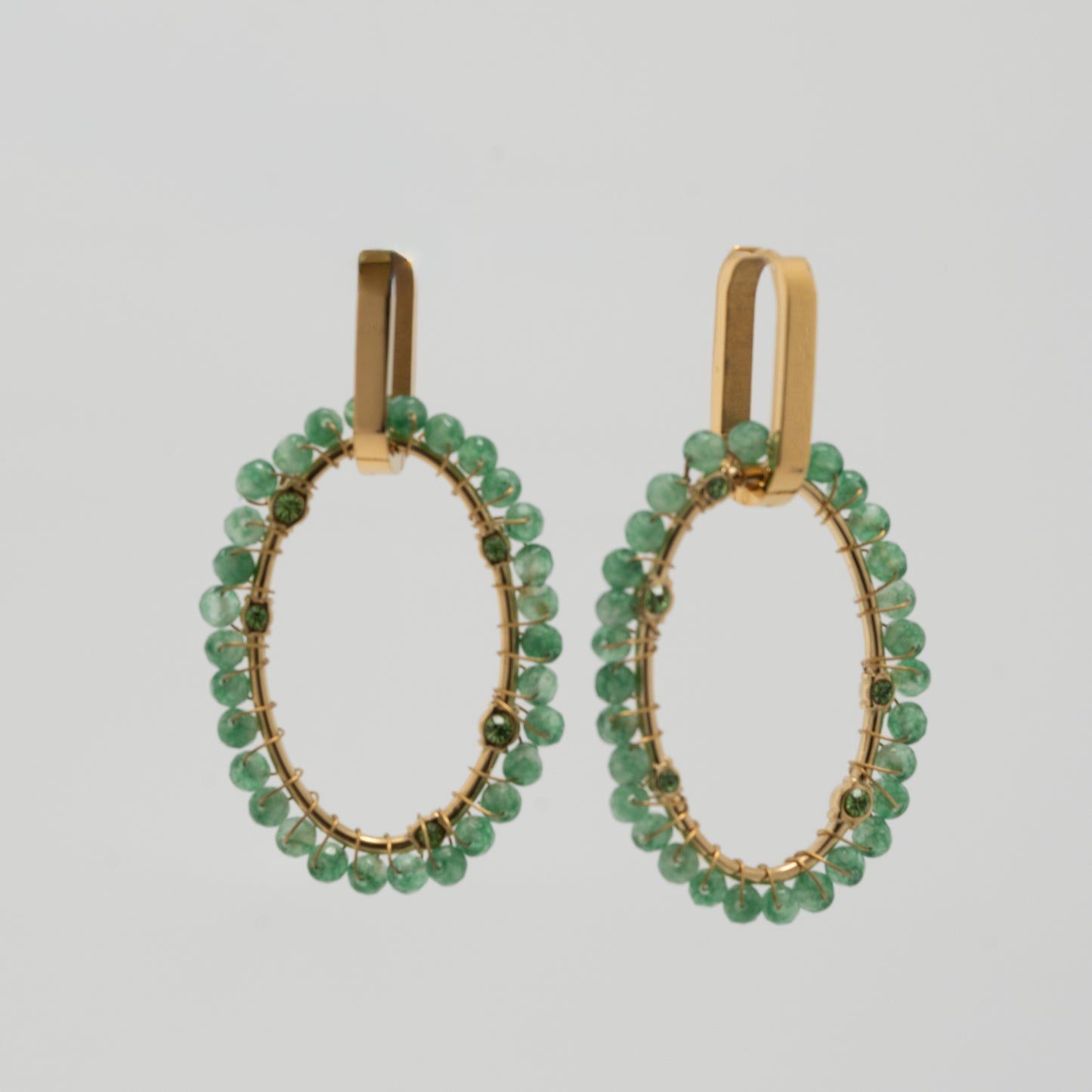 Boucles d'oreilles créoles dorées avec perles vertes en acier inoxydable waterproof