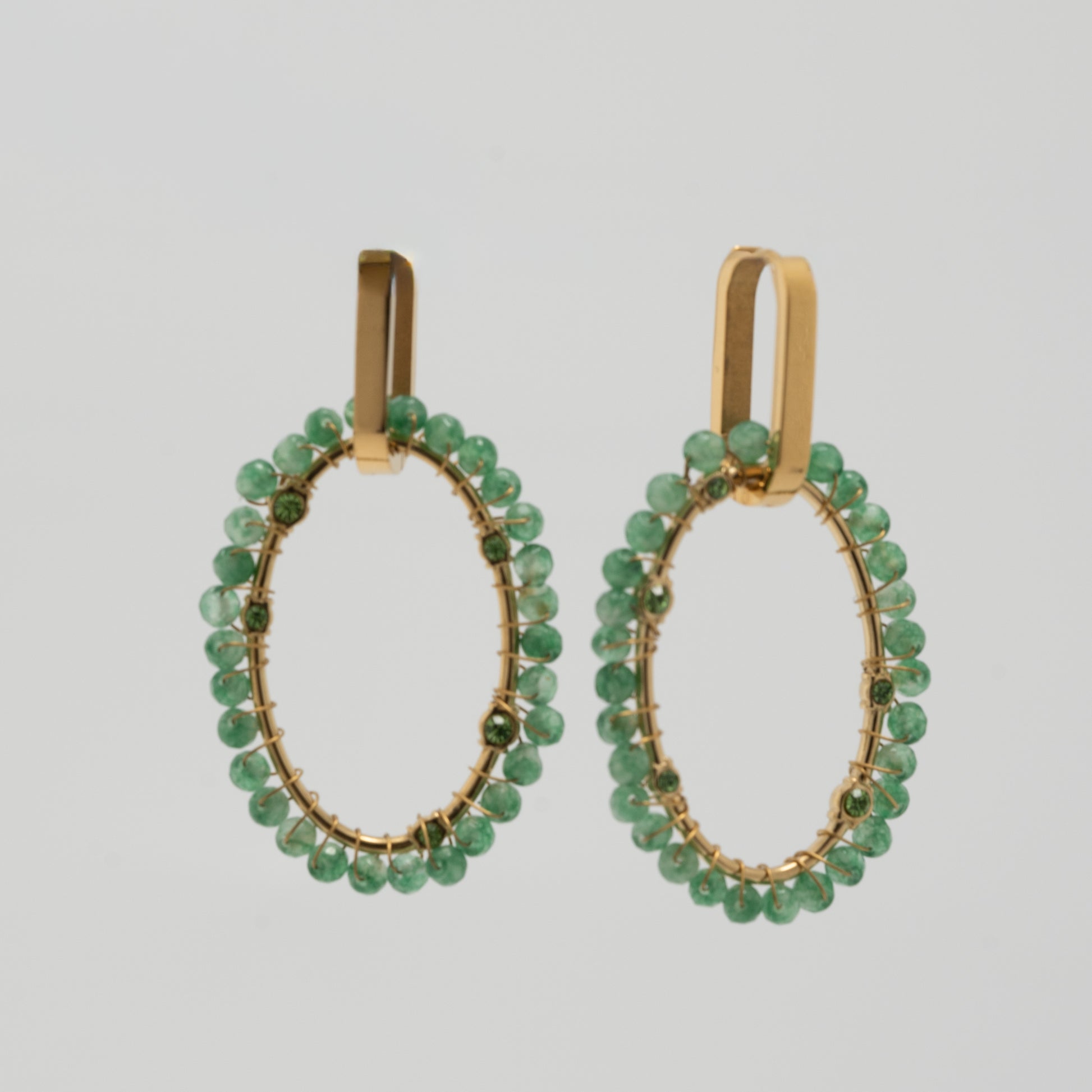 Boucles d'oreilles créoles dorées avec perles vertes en acier inoxydable waterproof