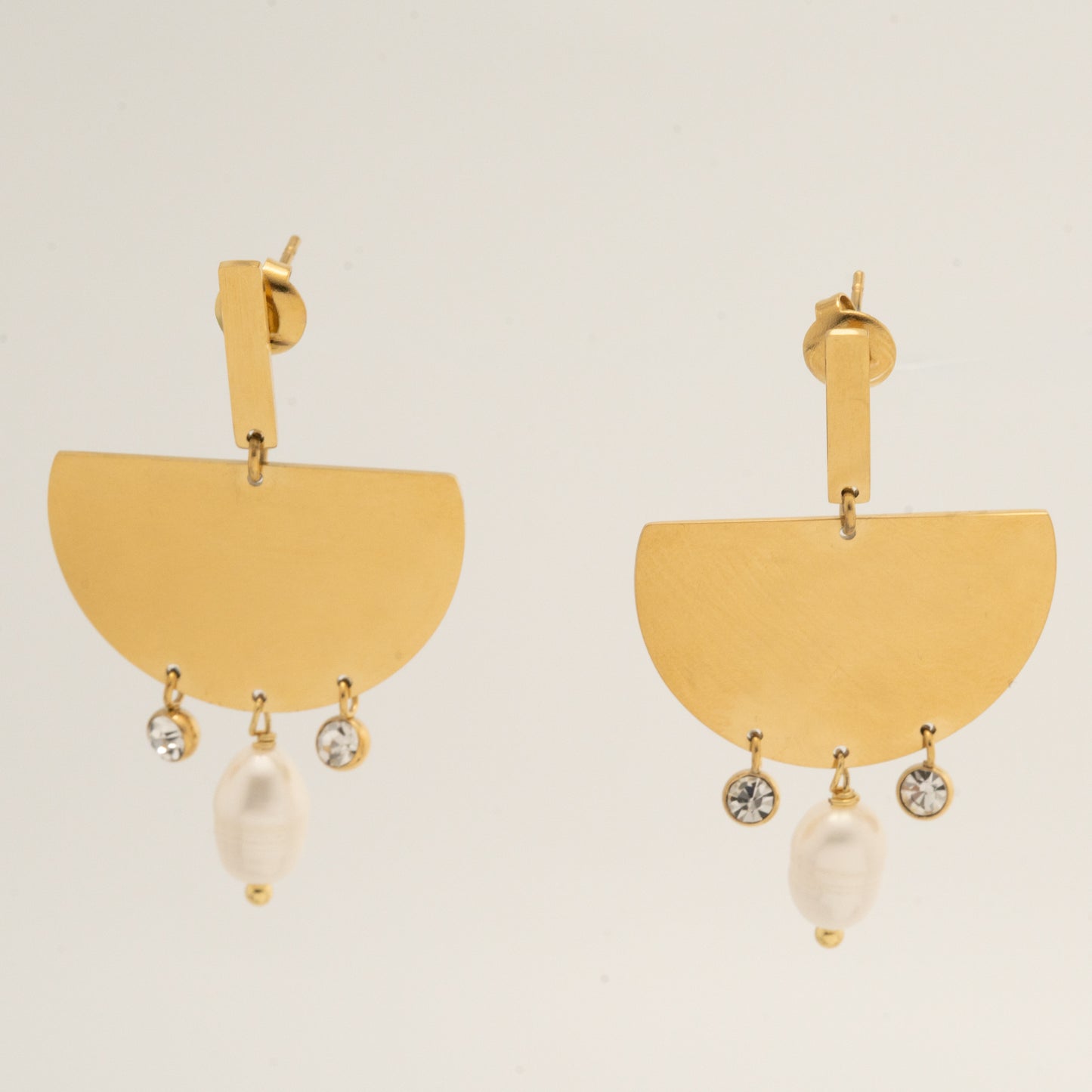 Boucles d'oreilles dorées géométriques avec perles blanches et strass en acier inoxydable waterproof