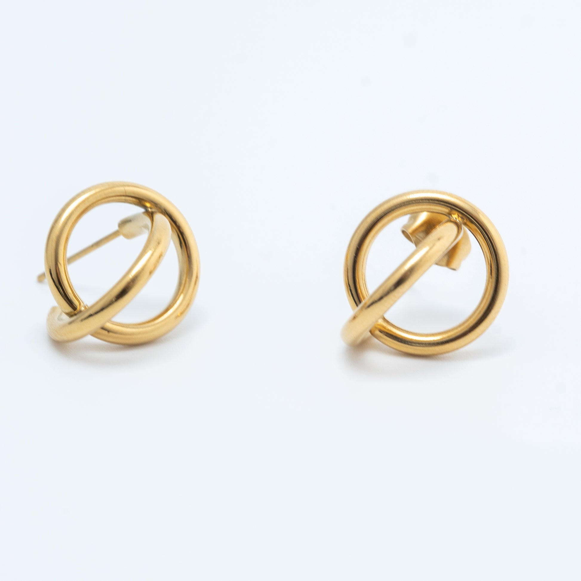 Boucles d'oreilles dorées entrelacées en acier inoxydable waterproof