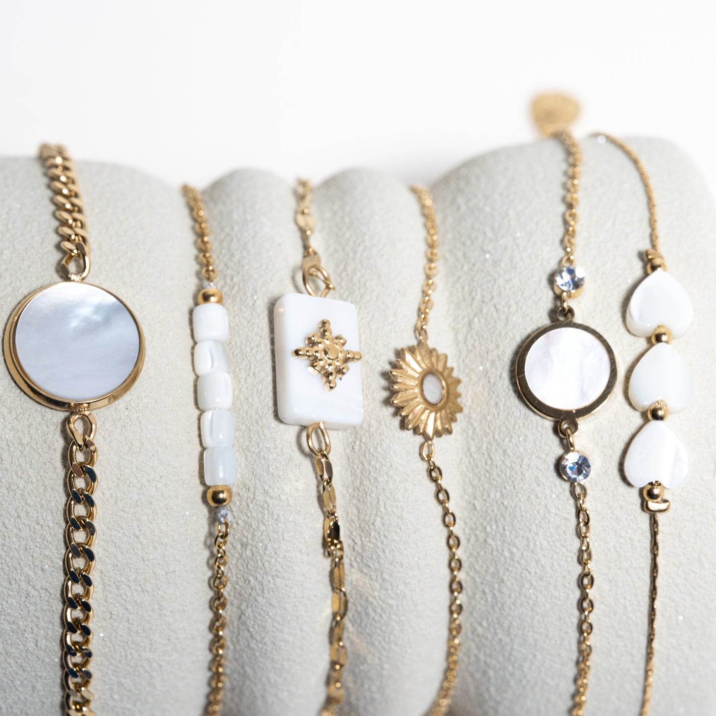 bracelets dorés avec perles écru en acier inoxydable waterproof
