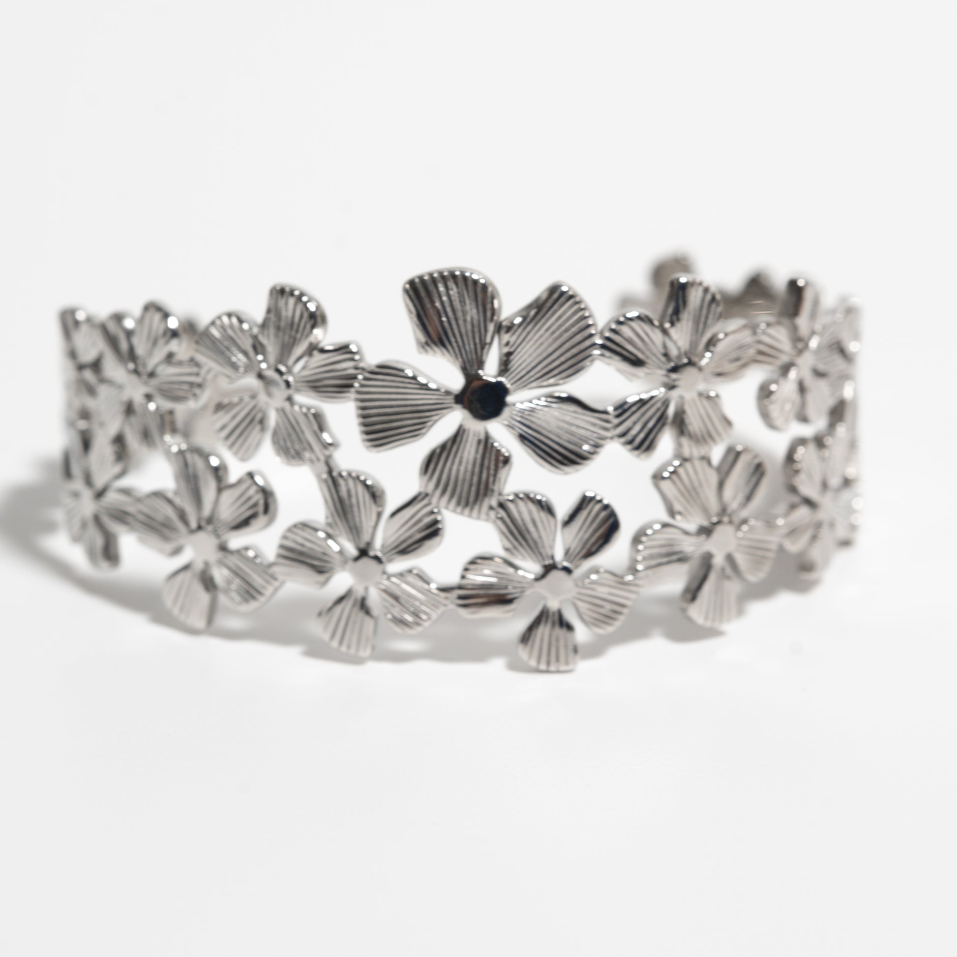 Bracelet manchette argenté fleurs relief – acier inoxydable waterproof