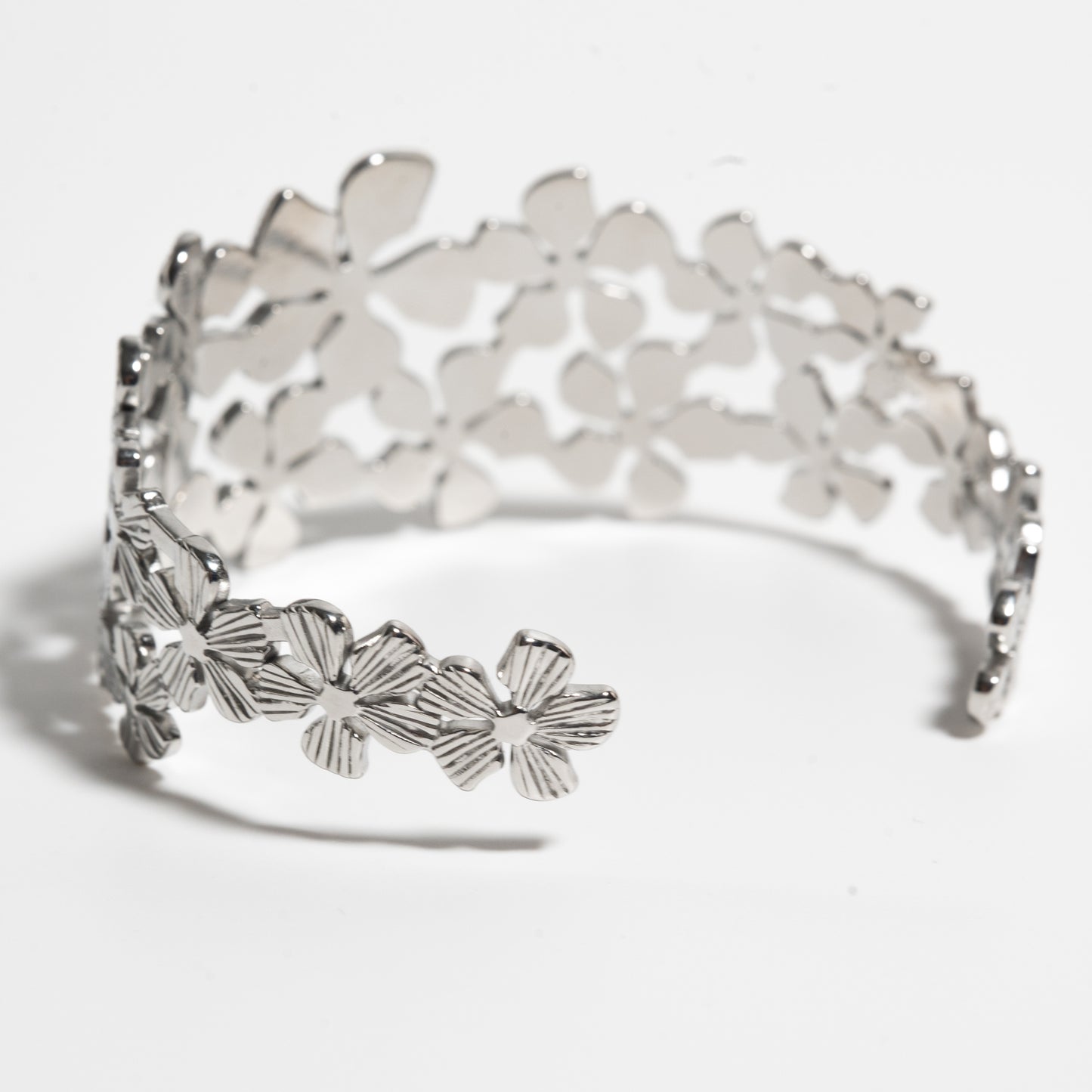 Bracelet manchette argenté fleurs relief – acier inoxydable waterproof