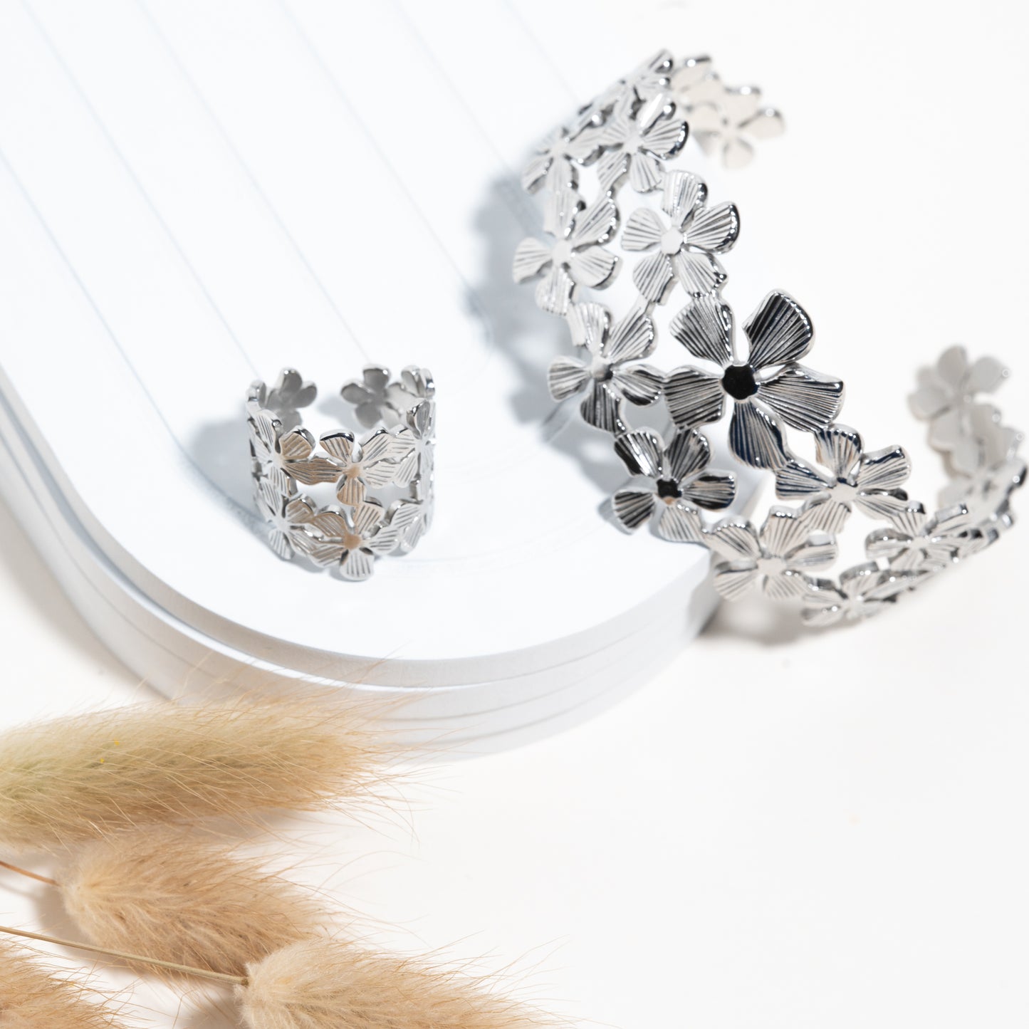 Bracelet manchette argenté fleurs relief – acier inoxydable waterproof