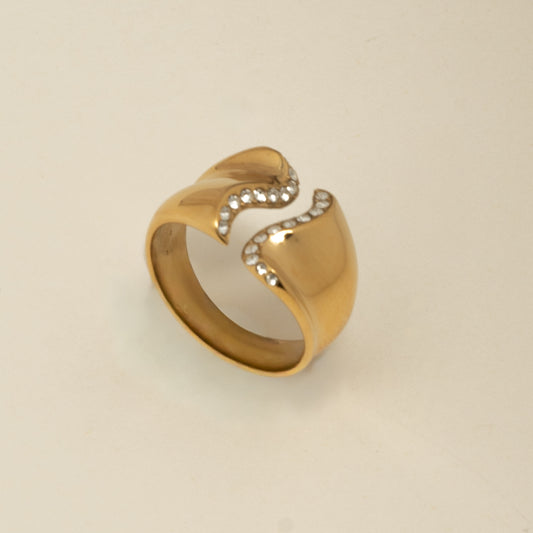 Bague ouverte en acier inoxydable plaqué or 18K. Design moderne, durable et confortable, idéale pour un usage quotidien.
