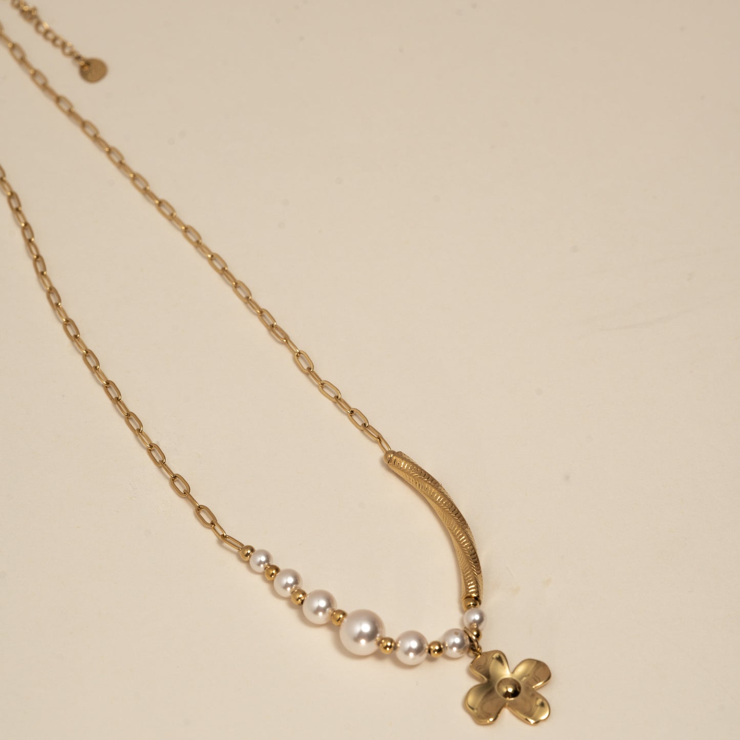 Collier doré fleur et perles blanches – acier inoxydable waterproof