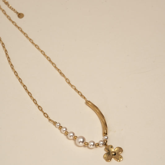Collier doré fleur et perles blanches – acier inoxydable waterproof