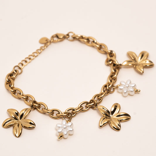 Bracelet doré charms floraux perles blanches – acier inoxydable