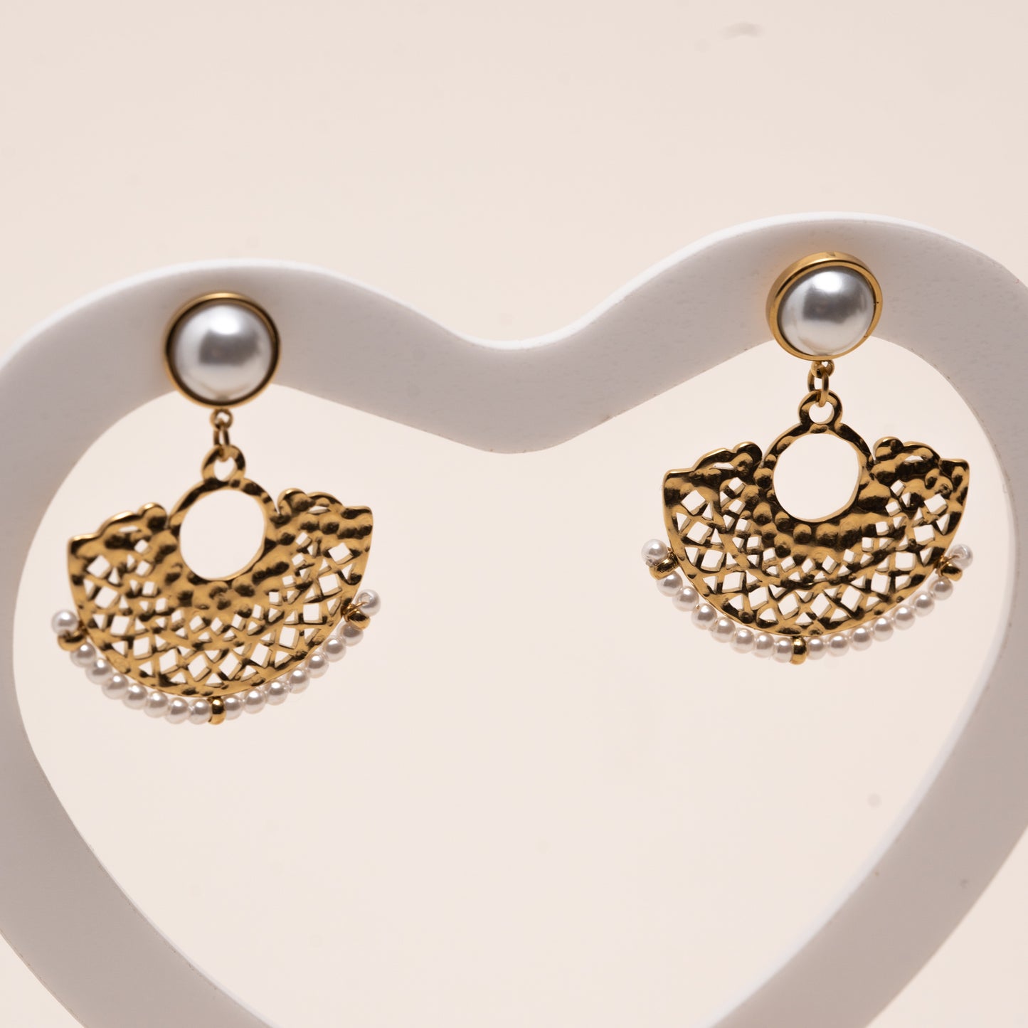 Boucles d'oreilles dorées perles blanches – acier inoxydable