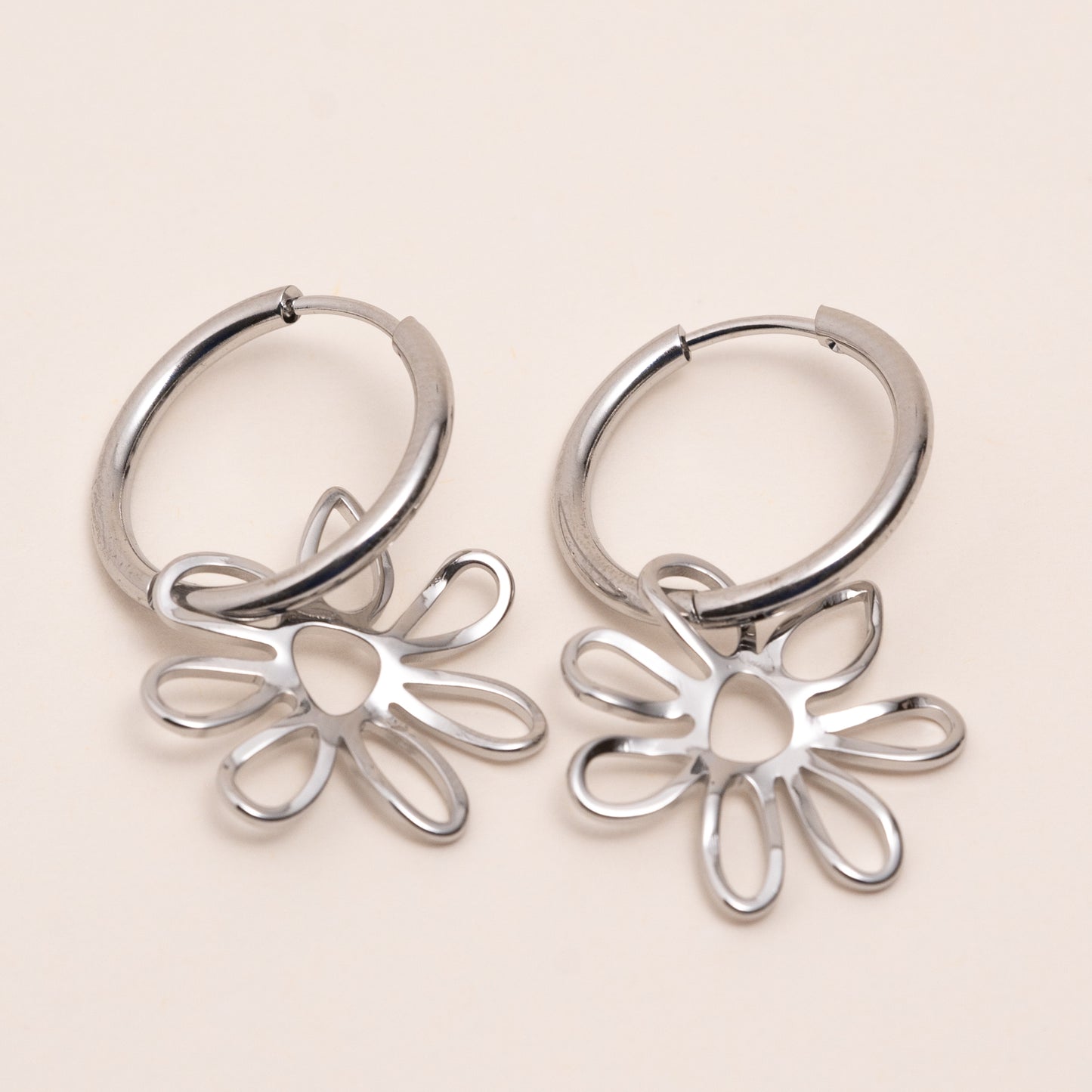 Boucles d'oreilles argentées fleur – acier inoxydable