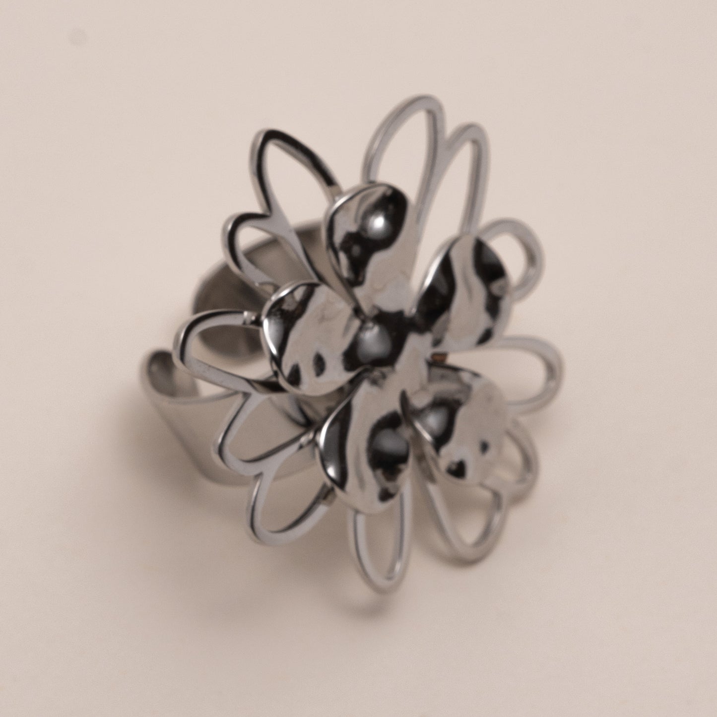 Bague argentée fleur ajustable – acier inoxydable waterproof