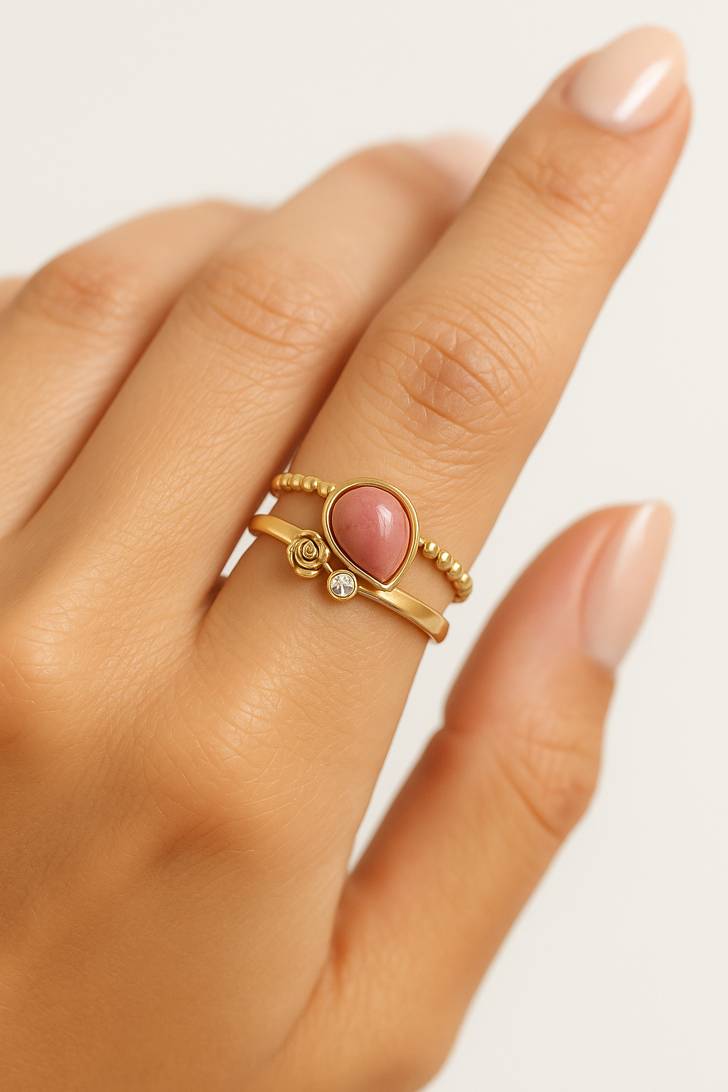 Bague dorée double anneau pierre rose détails floraux – acier inoxydable waterproof